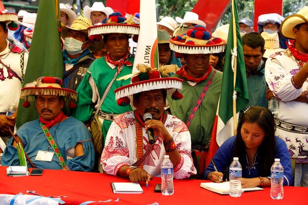 May 26, 2022, Mexico City, Mexico City, Mexico: Members of the Wix¡rika Caravan for Dignity and Conscience led by Oscar Hern¡ndez, president of Bienes Comunales of the Wix¡rika Community take part during a demonstration to demand the return of their communal lands, around 11,000 hectares, taken by businessmen and cattle ranchers, and for which they demand the president of Mexico, AndrŽs Manuel L pez Obrador to keep his word to restitute them. The community members traveled more than 900 kilometers from the state of Jalisco. On May 26, 2022 In Mexico City, Mexico. Mexico City Mexico - ZUMAe321 20220526_zia_e321_053 Copyright: xLuisxBarronx xEyepixxGroupx