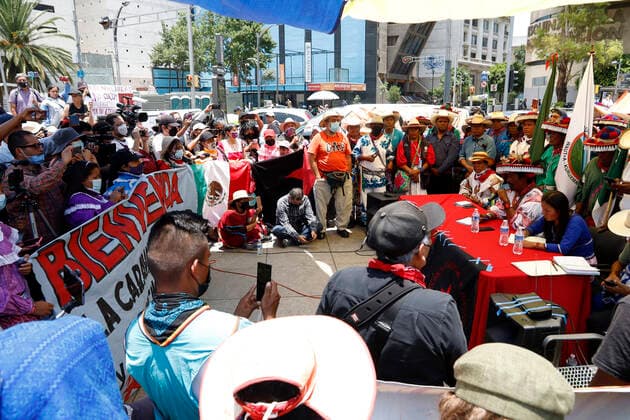 May 26, 2022, Mexico City, Mexico City, Mexico: Members of the Wix¡rika Caravan for Dignity and Conscience led by Oscar Hern¡ndez, president of Bienes Comunales of the Wix¡rika Community take part during a demonstration to demand the return of their communal lands, around 11,000 hectares, taken by businessmen and cattle ranchers, and for which they demand the president of Mexico, AndrŽs Manuel L pez Obrador to keep his word to restitute them. The community members traveled more than 900 kilometers from the state of Jalisco. On May 26, 2022 In Mexico City, Mexico. Mexico City Mexico - ZUMAe321 20220526_zia_e321_054 Copyright: xLuisxBarronx xEyepixxGroupx