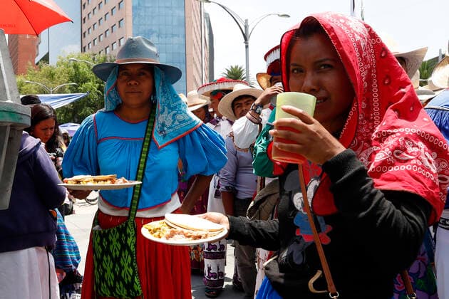 May 26, 2022, Mexico City, Mexico City, Mexico: Members of the Wix¡rika Caravan for Dignity and Conscience led by Oscar Hern¡ndez, president of Bienes Comunales of the Wix¡rika Community take part during a demonstration to demand the return of their communal lands, around 11,000 hectares, taken by businessmen and cattle ranchers, and for which they demand the president of Mexico, AndrŽs Manuel L pez Obrador to keep his word to restitute them. The community members traveled more than 900 kilometers from the state of Jalisco. On May 26, 2022 In Mexico City, Mexico. Mexico City Mexico - ZUMAe321 20220526_zia_e321_062 Copyright: xLuisxBarronx xEyepixxGroupx