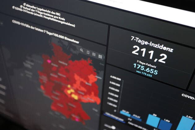 RKI dashboard, 7 day incidence is now 211.2 7 day incidence, RKI dashboard on a monitor on 27 05 2022 in Siegen Germany.