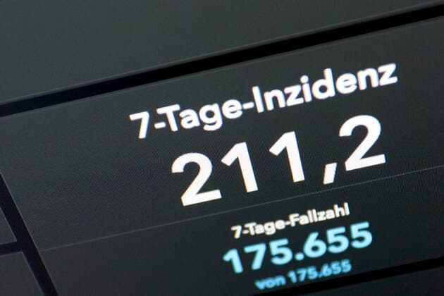 RKI dashboard, 7 day incidence is now 211.2 7 day incidence, RKI dashboard on a monitor on 27 05 2022 in Siegen Germany.