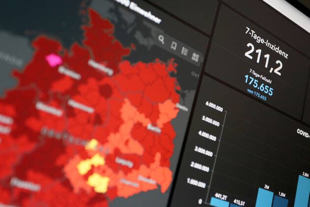 RKI dashboard, 7 day incidence is now 211.2 7 day incidence, RKI dashboard on a monitor on 27 05 2022 in Siegen Germany.