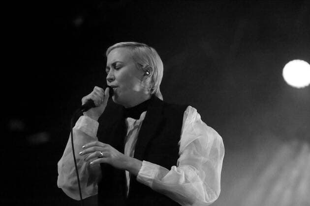 Eva Milner from the band Hundreds at a concert at Huxleys Neue Welt in Berlin, 26 May 2022 photo black and white converted Hundreds concert Berlin