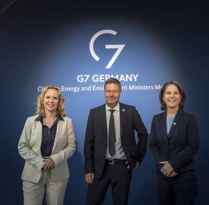 News Themen der Woche KW21 News Bilder des Tages Annalena Baerbock (R, Buendnis 90 Die Gruenen), Bundesaussenministerin, mit Steffi Lemke (Buendnis 90 Die Gruenen), Bundesministerin fuer Umwelt, Naturschutz, nukleare Sicherheit und Verbraucherschutz, und Robert Habeck (Buendnis 90 Die Gruenen), Bundesminister fuer Wirtschaft und Klimaschutz und Vizekanzler, bei der Konferenz der Klimaschutz-, Energie- und Umweltministerinnen und -minister der G7 Staaten im Rahmen der deutschen G7 Praesidentschaft in Berlin. Berlin Germany *** Annalena Baerbock R, Buendnis 90 Die Gruenen , Federal Minister of Foreign Affairs, with Steffi Lemke Buendnis 90 Die Gruenen , Federal Minister for the Environment, Nature Conservation, Nuclear Safety and Consumer Protection, and Robert Habeck Buendnis 90 Die Gruen Copyright: xThomasxKoehlerx