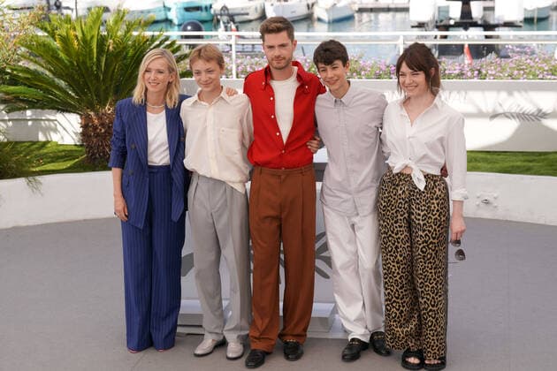 LÃ a Drucker - Eden Dambrine - Lukas Dhont - Gustav De Waele - Emilie Dequenne CELEBRITES : 75Ã me Festival de Cannes - Photocall du film Â« Close Â» - 27 05 2022 NorbertScanella Panoramic 