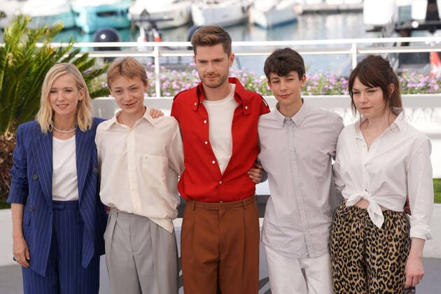 LÃ a Drucker - Eden Dambrine - Lukas Dhont - Gustav De Waele - Emilie Dequenne CELEBRITES : 75Ã me Festival de Cannes - Photocall du film Â« Close Â» - 27 05 2022 NorbertScanella Panoramic 