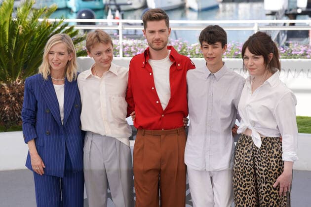 LÃ a Drucker - Eden Dambrine - Lukas Dhont - Gustav De Waele - Emilie Dequenne CELEBRITES : 75Ã me Festival de Cannes - Photocall du film Â« Close Â» - 27 05 2022 NorbertScanella Panoramic 