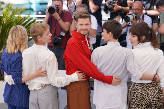 LÃ a Drucker - Eden Dambrine - Lukas Dhont - Gustav De Waele - Emilie Dequenne CELEBRITES : 75Ã me Festival de Cannes - Photocall du film Â« Close Â» - 27 05 2022 NorbertScanella Panoramic 