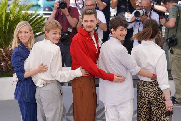 LÃ a Drucker - Eden Dambrine - Lukas Dhont - Gustav De Waele - Emilie Dequenne CELEBRITES : 75Ã me Festival de Cannes - Photocall du film Â« Close Â» - 27 05 2022 NorbertScanella Panoramic 