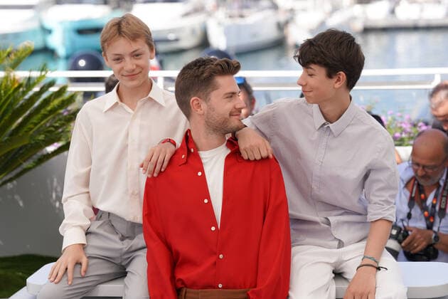 Eden Dambrine - Lukas Dhont - Gustav De Waele CELEBRITES : 75Ã me Festival de Cannes - Photocall du film Â« Close Â» - 27 05 2022 NorbertScanella Panoramic 