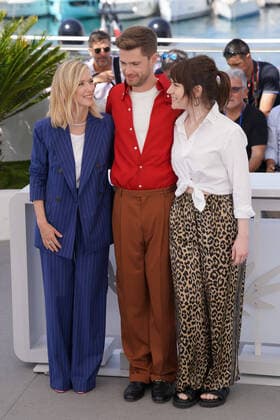 LÃ a Drucker - Lukas Dhont - Emilie Dequenne CELEBRITES : 75Ã me Festival de Cannes - Photocall du film Â« Close Â» - 27 05 2022 NorbertScanella Panoramic 