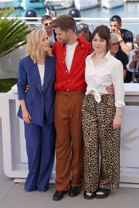 LÃ a Drucker - Lukas Dhont - Emilie Dequenne CELEBRITES : 75Ã me Festival de Cannes - Photocall du film Â« Close Â» - 27 05 2022 NorbertScanella Panoramic 