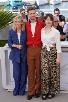 LÃ a Drucker - Lukas Dhont - Emilie Dequenne CELEBRITES : 75Ã me Festival de Cannes - Photocall du film Â« Close Â» - 27 05 2022 NorbertScanella Panoramic 