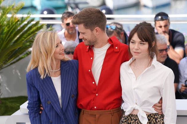 LÃ a Drucker - Lukas Dhont - Emilie Dequenne CELEBRITES : 75Ã me Festival de Cannes - Photocall du film Â« Close Â» - 27 05 2022 NorbertScanella Panoramic 