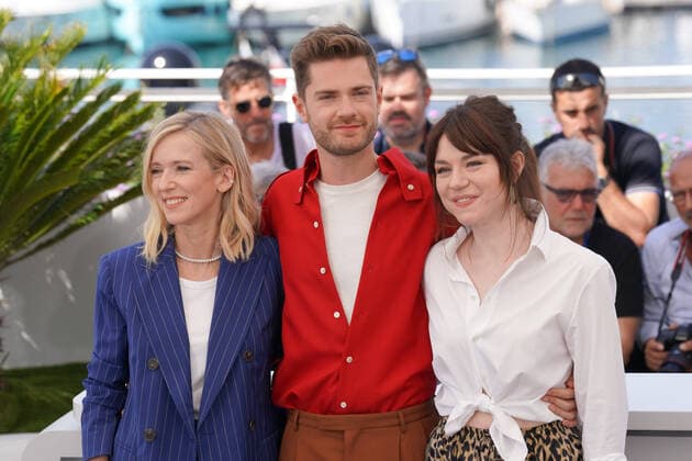 LÃ a Drucker - Lukas Dhont - Emilie Dequenne CELEBRITES : 75Ã me Festival de Cannes - Photocall du film Â« Close Â» - 27 05 2022 NorbertScanella Panoramic 