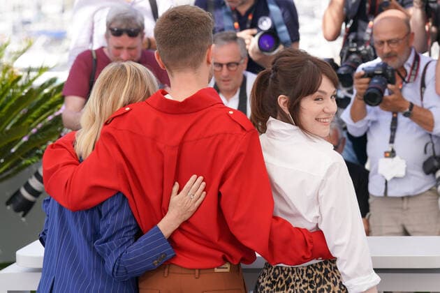 LÃ a Drucker - Lukas Dhont - Emilie Dequenne CELEBRITES : 75Ã me Festival de Cannes - Photocall du film Â« Close Â» - 27 05 2022 NorbertScanella Panoramic 