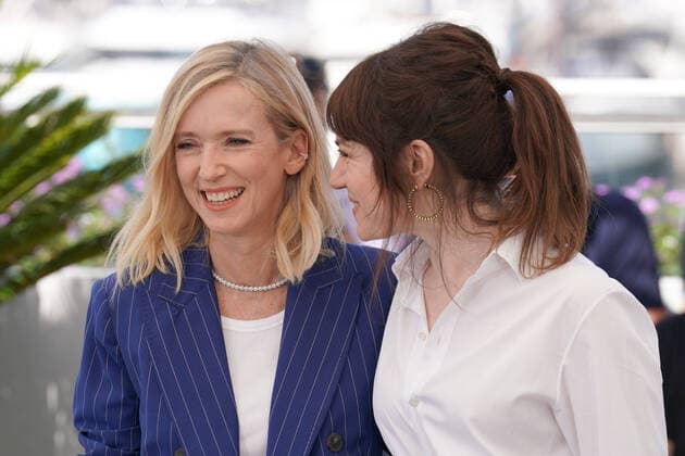 LÃ a Drucker - Emilie Dequenne CELEBRITES : 75Ã me Festival de Cannes - Photocall du film Â« Close Â» - 27 05 2022 NorbertScanella Panoramic 