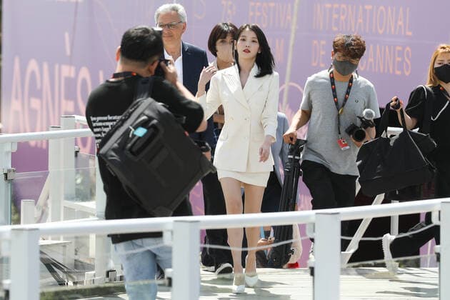 May 27, 2022, Cannes, Cote d Azur, France: K-Pop superstar singer LEE JI-EUN also know as IU attends the Broker photocall during 75th annual Cannes Film Festival Cannes France - ZUMAc179 20220527_zep_c179_014 Copyright: xMickaelxChavetx