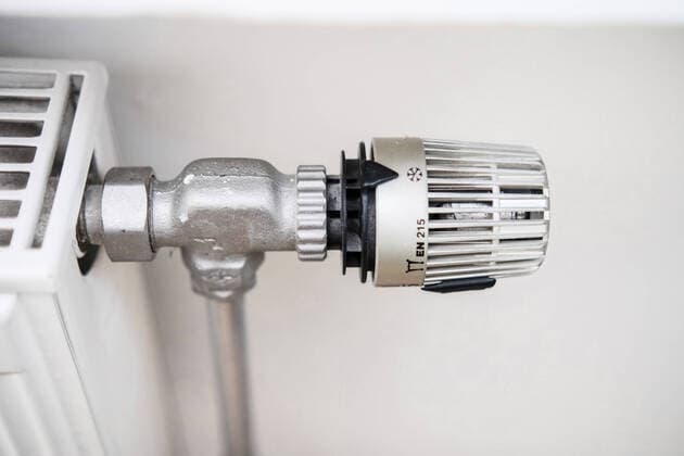 Düsseldorf 27.05.2022 Heizkosten Heizung Heizungskosten Miete Mietkosten Mietnebenkosten Nebenkosten Heizen Thermostat Wärme Kälte Wohnen Wohnung Heizkosten Erdöl Erdgas Mieterhöhung Wohnfläche Energiebedarf Heizkostenabrechnung Heizperiode energetische Gebäude Heizkörper Heizungsanlage Heizgas Gaspreis Gasheizung Betriebskosten Steuer Finanzamt Steuererklärung Betriebsausgaben Werbungskosten Heizungsthermostat Temperatur Temperaturregler Heizungsregler CO2 Steuer Aufschlag Heizkostenabgabe Klimaschutzgesetz CO2-Abgabe CO2-Preis energetische Sanierung Bundesumweltministerium Mieter Vermieter Ukraine Krise Konflikt Putin Russland Krieg Düsseldorf Nordrhein-Westfalen Deutschland *** Dusseldorf 27 05 2022 heating costs heating cost