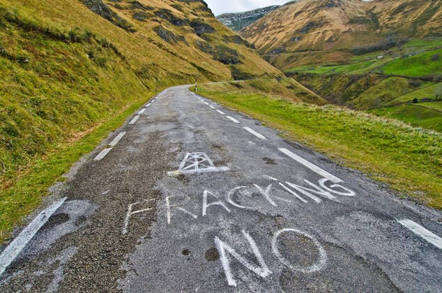 IMAGO Nature: Unsere Erde, Umweltverträgliche Herausforderungen, Fracking Anti-fracking slogan No to fracking spraypainted on a mountain road in the Cantabrian mountains near the city of Santander. Opposition to fracking is strong in the countryside in Cantabria. Many locals make a living from dairy farming and small-scale agriculture and are worried about possible water and soil contamination through leakage of fracking chemicals. So far the regional government of Cantabria has sided with the anti-fracking movement and banned fracking projects from its territory, even though the central government does not prohibit hydraulic fracturing at national level. Santander Spain Copyright: xPascalxSaezx PAS_0078_9472
