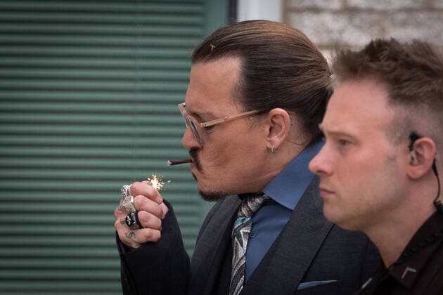 Bilder des Jahres 2022, Entertainment 05 Mai Entertainment Themen der Woche KW21 Johnny Depp lights a cigarette outside the Fairfax County Courthouse, in Fairfax, during a recess in the civil trial between him and Amber Heard, Wednesday, May 25, 2022. Depp brought a defamation lawsuit against his former wife, actress Amber Heard, after she wrote an op-ed in The Washington Post in 2018 that, without naming Depp, accused him of domestic abuse. Copyright: xCliffxOwen CNP MediaPunchx