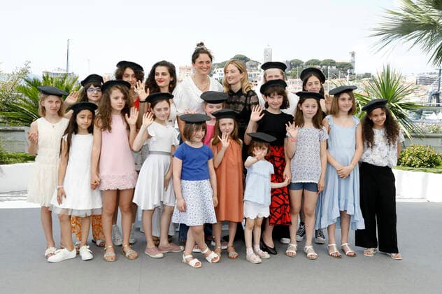 Alice Rohrwacher, Alba Rohrwacher with schoolgirls at the Rendez Vous with Alice Rohrwacher audience event photocall at the Festival de Cannes 2022 75 Cannes International Film Festival at the Palais des Festivals Cannes, 27 05 2022. Foto:xD.xBedrosianx xFuturexImage