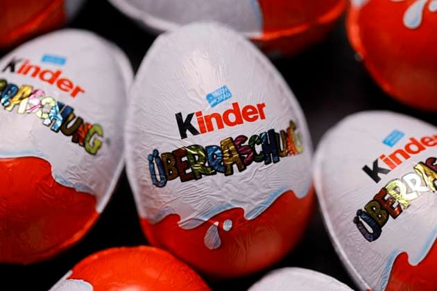 Kinder Überraschung ist ein Produkt der italienischen Firma Ferrero. Weitere Bezeichnungen sind in Deutschland die allgemeine Bezeichnung Überraschungsei und im Ausland Kinder Surprise, Kinder Sorpresa. Vor Ostern 2022 musste Ferrero einen Teil seiner Überraschungseier zurückrufen. Der Rückruf erfolgte, nachdem in Großbritannien mehrere Menschen an Salmonellen erkrankt waren. Die Verunreinigung ließ sich auf eine Fabrik in Arlon (Belgien) zurückführen. Insgesamt nahm Ferrero 3000 Tonnen Überraschungseier vom Markt. (Themenbild, Symbolbild) Köln, 27.05.2022 NRW Deutschland *** Kinder Überraschung is a product of the Italian company Ferrero Other designations are in Germany the general designation Surprise Egg and abroad Kinder Sur Copyright: xChristophxHardtx