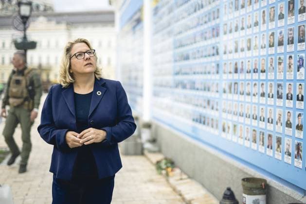 Federal Minister for Economic Cooperation and Development Svenja Schulze SPD visits the wall of memory of the fallen soldiers in the war against Russia Kiev, 27 05 2022 Kiev Ukraine Copyright: xXanderxHeinlx