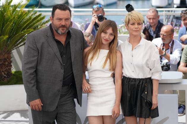 Denis MÃ nochet (Acteur - France) - Marie Colomb (Actrice - France) - Marina FoÃ¯s (Actrice - France) CELEBRITES : 75Ã me Festival de Cannes - Photocall du film Â« As Bestas Â» - 27 05 2022 NorbertScanella Panoramic 