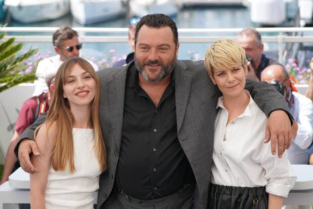 Marie Colomb (Actrice - France) - Denis MÃ nochet (Acteur - France) - Marina FoÃ¯s (Actrice - France) CELEBRITES : 75Ã me Festival de Cannes - Photocall du film Â« As Bestas Â» - 27 05 2022 NorbertScanella Panoramic 