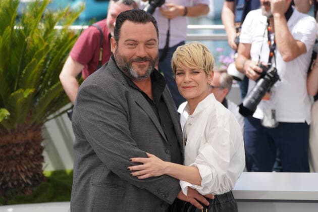Denis MÃ nochet (Acteur - France) - Marina FoÃ¯s (Actrice - France) CELEBRITES : 75Ã me Festival de Cannes - Photocall du film Â« As Bestas Â» - 27 05 2022 NorbertScanella Panoramic 