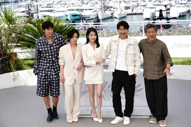 Dong-Won Gang - Joo-Young Lee - Ji-Eun Lee - Song Kang-Ho - Hirokazu Kore-Eda CELEBRITES : 75Ã me Festival de Cannes - Photocall du film Â« Broker Â» - 27 05 2022 NorbertScanella Panoramic 