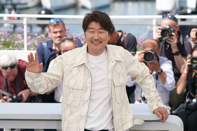 Song Kang-Ho CELEBRITES : 75Ã me Festival de Cannes - Photocall du film Â« Broker Â» - 27 05 2022 NorbertScanella Panoramic 