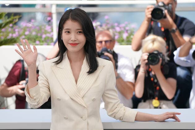Ji-Eun Lee CELEBRITES : 75Ã me Festival de Cannes - Photocall du film Â« Broker Â» - 27 05 2022 NorbertScanella Panoramic 