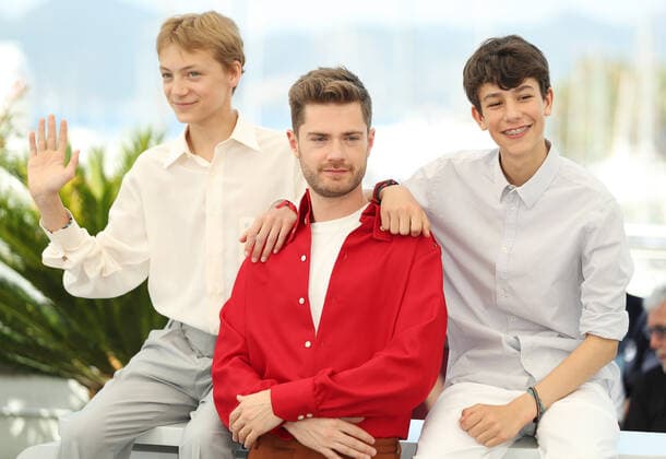 (220527) -- CANNES, May 27, 2022 -- Belgian director Lukas Dhont (C), Belgian actor Eden Dambrine (L) and Belgian actor Gustav De Waele pose during a photocall for the film Close presented in the Official Competition at the 75th edition of the Cannes Film Festival in Cannes, southern France, on May 27, 2022. ) FRANCE-CANNES-PHOTOCALL-CLOSE GaoxJing 