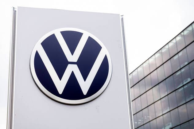 Dresden Saxony Germany May 2022 Volkswagen Gläserne Manufaktur Transparent factory car production facility with a glass exterior allowing passers by to view the manufacturing process. VW logo. Dresden Sachsen Deutschland Mai 2022 Volkswagen Gläserne Manufaktur Transparente, werkseigene Pkw-Fertigungsanlage mit Glasfassade, die Passanten Einblick in den Fertigungsprozess gewährt.