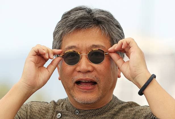 (220527) -- CANNES, May 27, 2022 -- Japanese film director Hirokazu Kore-Eda poses during a photocall for the film Broker (Les Bonnes Etoiles) presented in the Official Competition at the 75th edition of the Cannes Film Festival in Cannes, southern France, on May 27, 2022. ) FRANCE-CANNES-PHOTOCALL-BROKER GaoxJing 