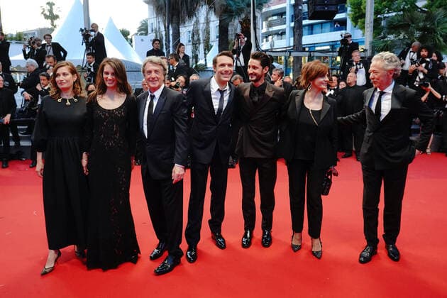 Emmanuelle Devos - Marine Vacth - Francois Cluzet - Nicolas Bedos - Pierre Niney - Laura Morante CELEBRITES : 75Ã me Festival de Cannes - Tapis rouge du film Â« Mascarade Â» - 27 05 2022 NorbertScanella Panoramic 