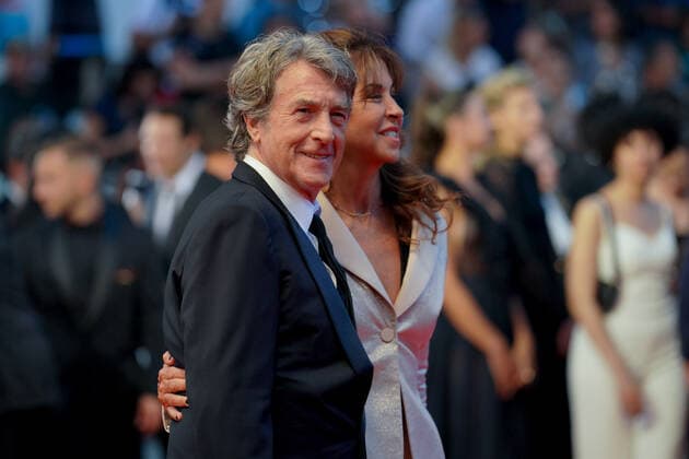 Francois Cluzet - Narjiss Slaoui-Falcoz CELEBRITES : 75Ã me Festival de Cannes - Tapis rouge du film Â« Mascarade Â» - 27 05 2022 NorbertScanella Panoramic 