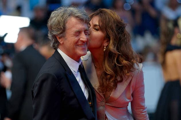 Francois Cluzet - Narjiss Slaoui-Falcoz CELEBRITES : 75Ã me Festival de Cannes - Tapis rouge du film Â« Mascarade Â» - 27 05 2022 NorbertScanella Panoramic 