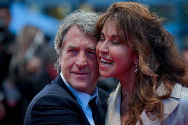 Francois Cluzet - Narjiss Slaoui-Falcoz CELEBRITES : 75Ã me Festival de Cannes - Tapis rouge du film Â« Mascarade Â» - 27 05 2022 NorbertScanella Panoramic 