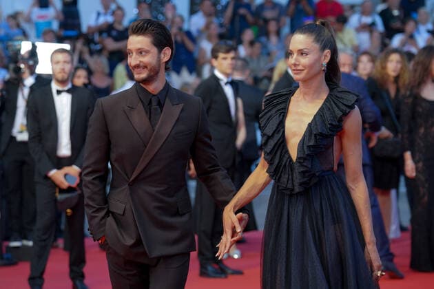 Pierre Niney - Natasha Andrews CELEBRITES : 75Ã me Festival de Cannes - Tapis rouge du film Â« Mascarade Â» - 27 05 2022 NorbertScanella Panoramic 
