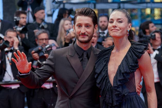 Pierre Niney - Natasha Andrews CELEBRITES : 75Ã me Festival de Cannes - Tapis rouge du film Â« Mascarade Â» - 27 05 2022 NorbertScanella Panoramic 