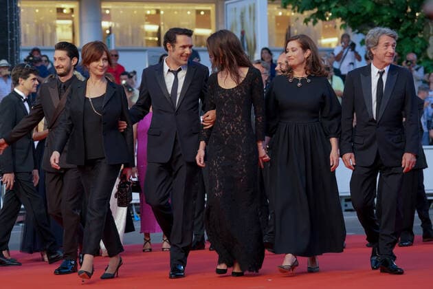Pierre Niney - Laura Morante - Nicolas Bedos - Marine Vacth - Emmanuelle Devos - Francois Cluzet CELEBRITES : 75Ã me Festival de Cannes - Tapis rouge du film Â« Mascarade Â» - 27 05 2022 NorbertScanella Panoramic 