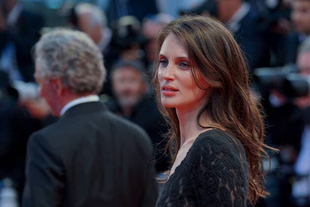 Marine Vacth CELEBRITES : 75Ã me Festival de Cannes - Tapis rouge du film Â« Mascarade Â» - 27 05 2022 NorbertScanella Panoramic 