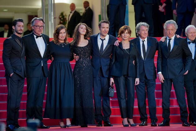 Pierre Niney - Francois Kraus - Emmanuelle Devos - Marine Vacth - Nicolas Bedos - Laura Morante - Francois Cluzet - guest - JÃ rÃ me Seydoux CELEBRITES : 75Ã me Festival de Cannes - Tapis rouge du film Â« Mascarade Â» - 27 05 2022 NorbertScanella Panoramic 