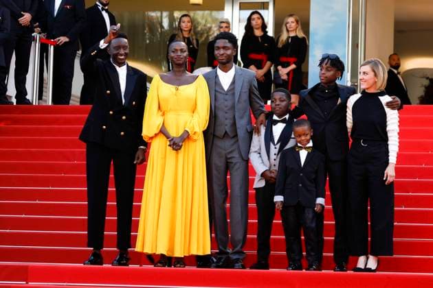 Entertainment Bilder des Tages May 27, 2022, : Ahmed Sylla (l-r), Annabelle Lengronne, Stephane Bak, Leonor Serraille and Milan Doucansi attend the premiere of Mother And Son (Un Petit Frere) during the 75th Cannes Film Festival, Festival de Cannes, at Palais des Festivals in Cannes, France, on 27 May 2022. - ZUMAm179 20220527_zep_m179_062 Copyright: xAlecxMichaelx