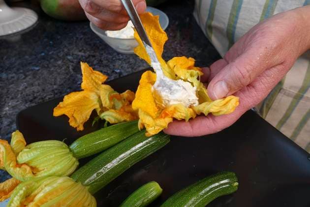 IMAGO Creative, Food, Zucchiniblüten Süddeutsche Küche, Zubereitung gefüllte Zucchiniblüten, Zucchiniblüten mit Frischkäse befüllen, Teelöffel, vegetarisch, gesunde Küche, kochen, Gemüse, Männerhände, Deutschland, Europa *** Süddeutsche Kitchen, Preparation filled zucchini flowers, Zucchini flowers with Cream cheese fill, Teaspoon, vegetarian, Healthy Kitchen, Cook, Vegetables, man hands, Germany, Europe Copyright: imageBROKER KatharinaxHild ibxkah07209608.jpg ,model released, Symbolfoto ,property released