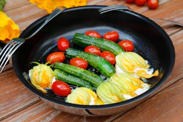 IMAGO Creative, Food, Zucchiniblüten Süddeutsche Küche, gefüllte Zucchiniblüten angebraten in Pfanne, Frischkäse, Cocktailtomaten, Kirschtomaten, vegetarisch, gesunde Küche, Gemüse, Gabeln, Deutschland, Europa *** Süddeutsche Kitchen, filled Zucchini flowers angebraten in Pan, Cream cheese, cocktail tomatoes, cherry tomatoes, vegetarian, Healthy Kitchen, Vegetables, forks, Germany, Europe Copyright: imageBROKER KatharinaxHild ibxkah07209641.jpg