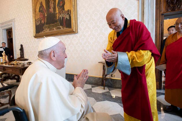 Bilder des Jahres 2022, News 05 Mai News Themen der Woche KW21 May 28, 2022, Vatican City, Vatican City: This handout picture made available by Vatican Media Press Office shows Pope Francis giving audience to a delegation of Mongolian Buddhist Authorities, Vatican City, 28 May 2022. ANSA Vatican Media Press Office handout Vatican City Vatican City - ZUMAa110 20220528_zaf_a110_025 Copyright: xVaticanxMediaxPressxOfficexHandox